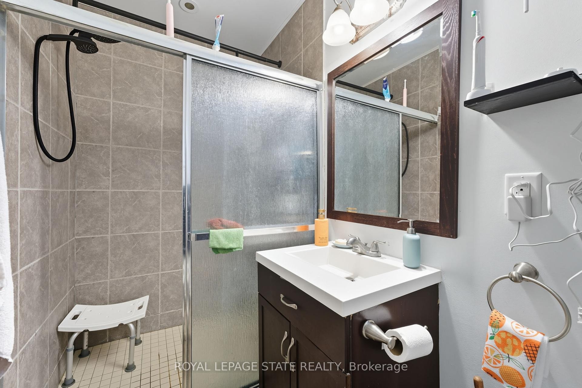 23 Kellogg Avenue, Hamilton, ON - Indoor Photo Showing Bathroom