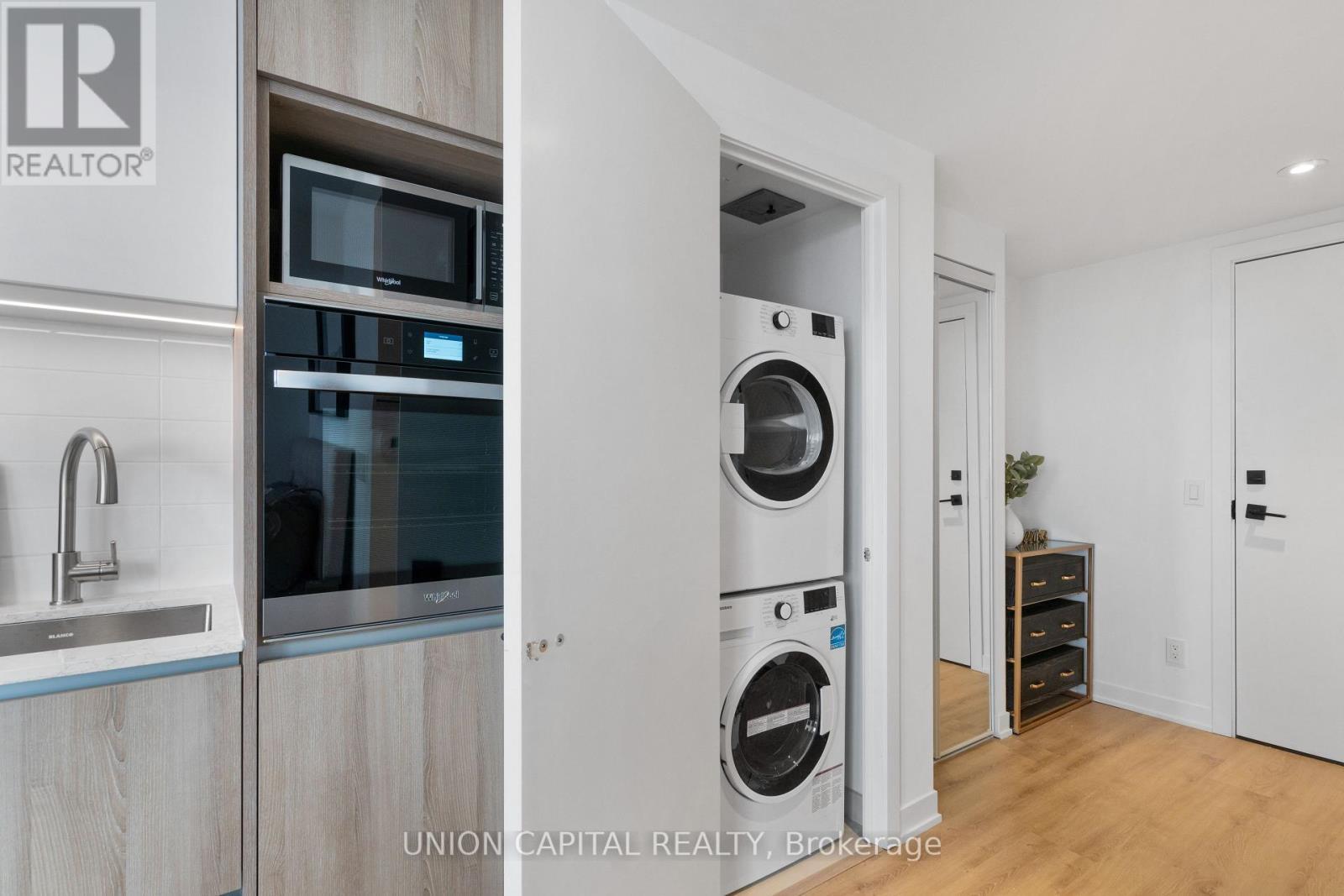 1612 - 319 Jarvis Street, Toronto, ON - Indoor Photo Showing Laundry Room