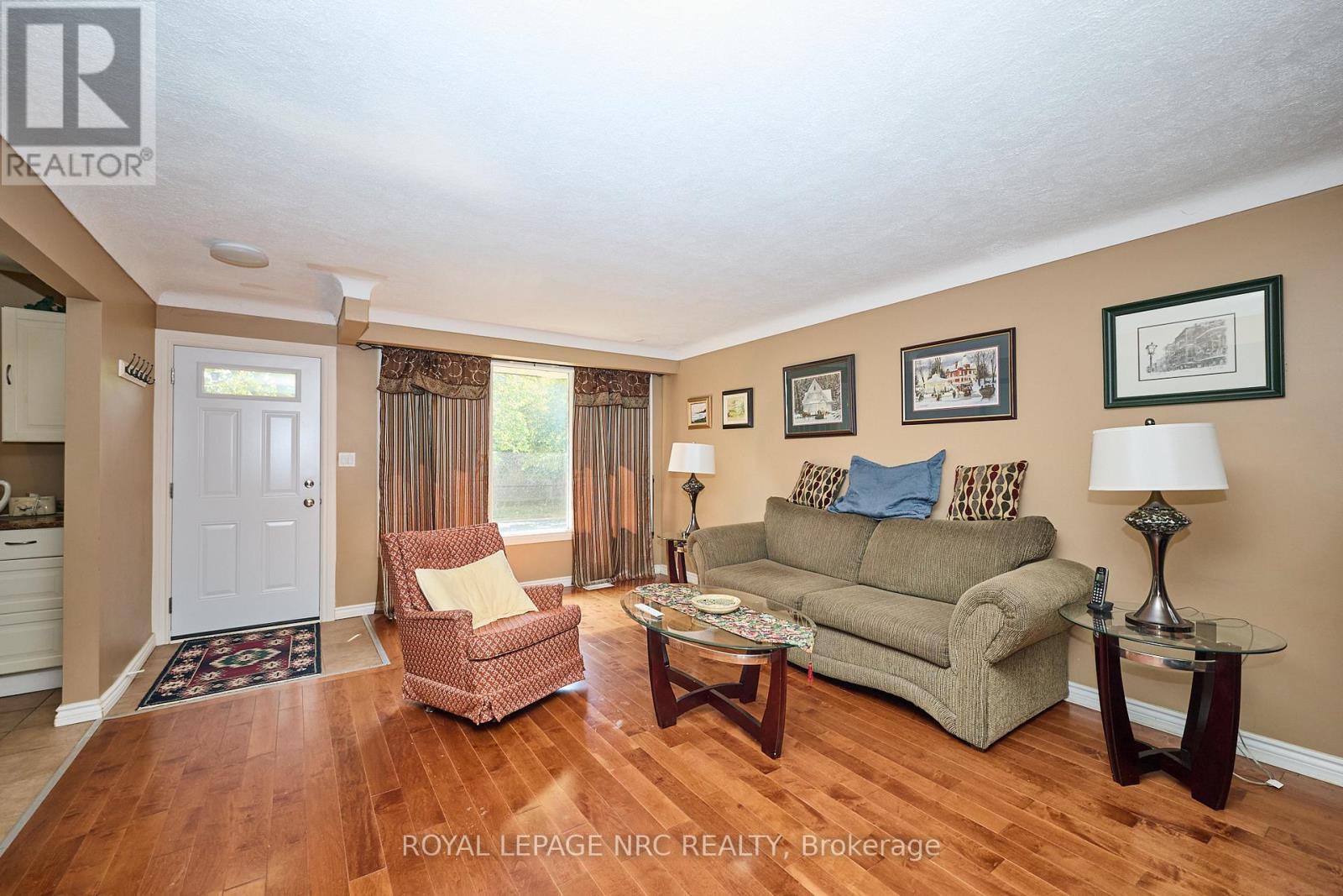 320 Morningstar Street, Welland (Lincoln/Crowland), ON - Indoor Photo Showing Living Room