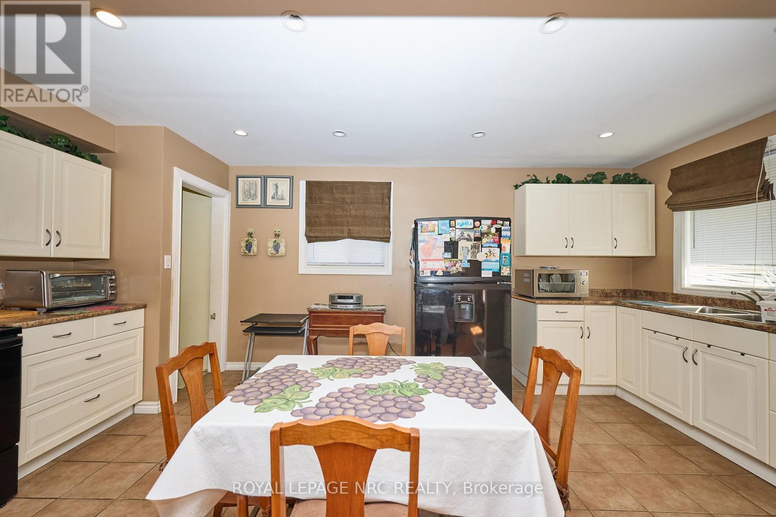 320 Morningstar Street, Welland (Lincoln/Crowland), ON - Indoor Photo Showing Dining Room
