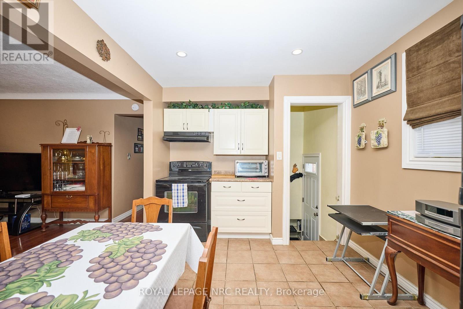 320 Morningstar Street, Welland (Lincoln/Crowland), ON - Indoor Photo Showing Dining Room