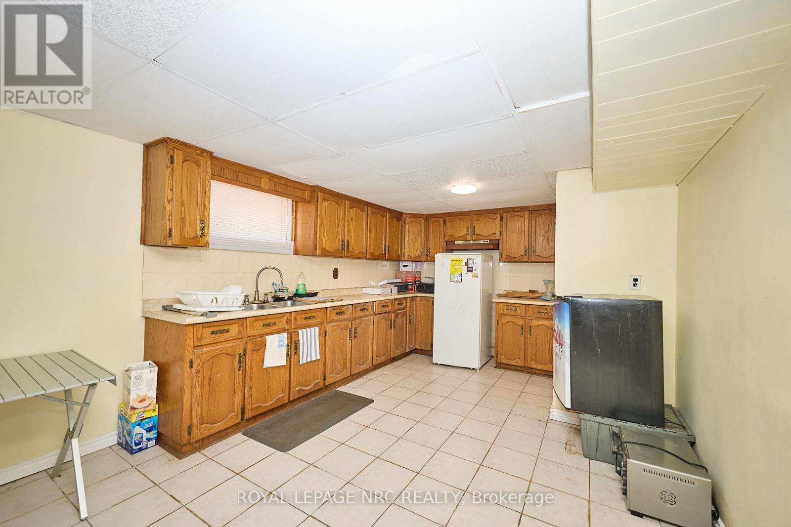 320 Morningstar Street, Welland (Lincoln/Crowland), ON - Indoor Photo Showing Kitchen