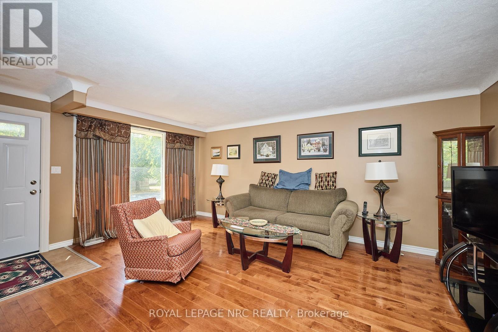 320 Morningstar Street, Welland (Lincoln/Crowland), ON - Indoor Photo Showing Living Room