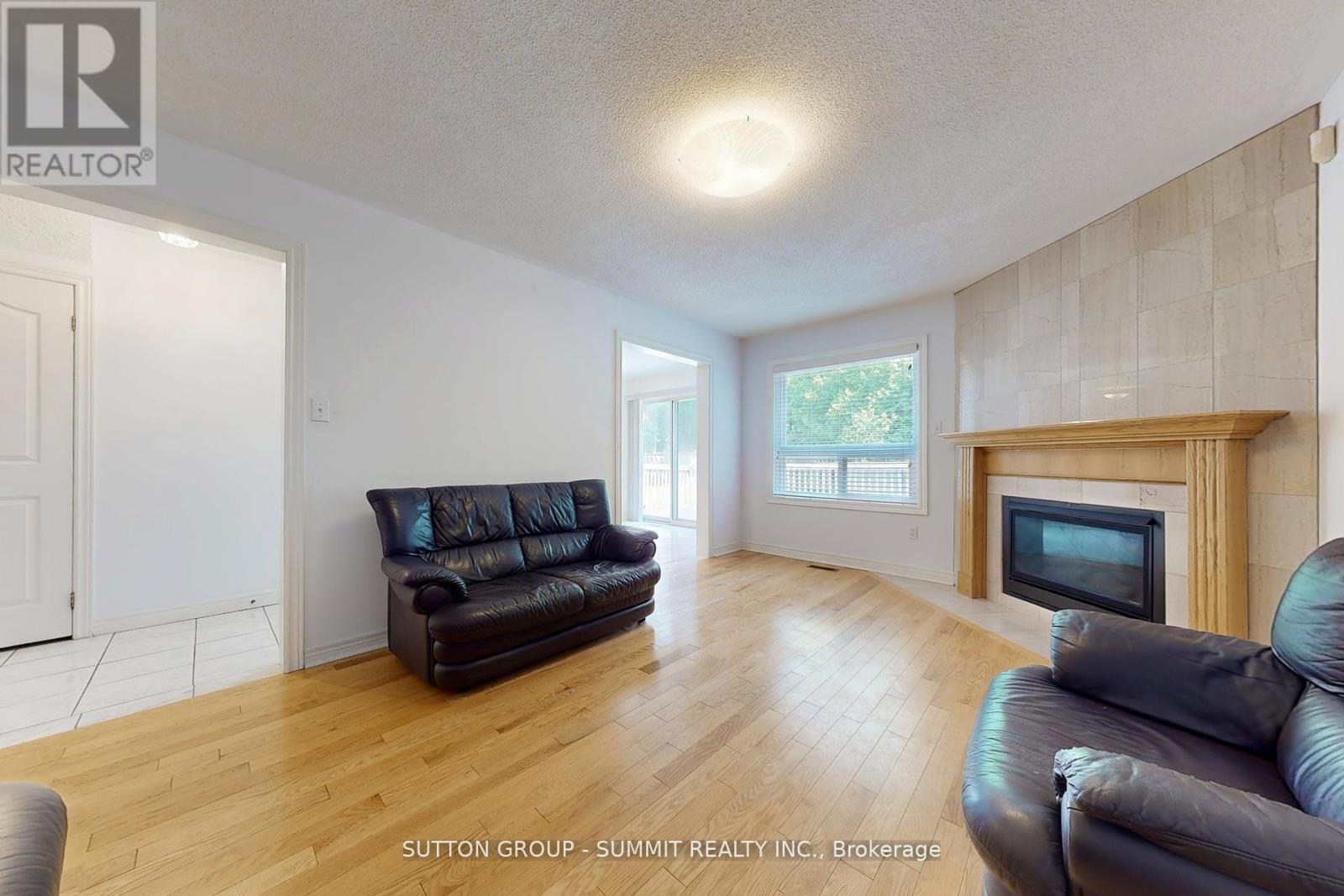 5525 Fleur-De-Lis, Mississauga, ON - Indoor Photo Showing Living Room With Fireplace
