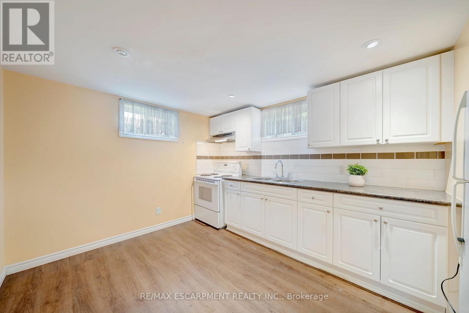167 Miles Road, Hamilton, ON - Indoor Photo Showing Kitchen