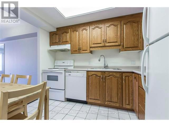 305 - 405 Erb Street W, Waterloo, ON - Indoor Photo Showing Kitchen