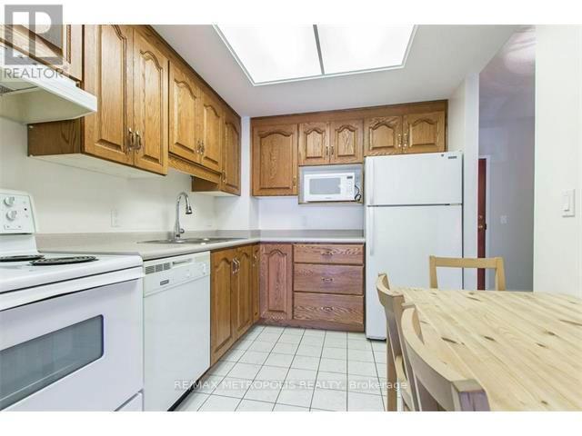 305 - 405 Erb Street W, Waterloo, ON - Indoor Photo Showing Kitchen