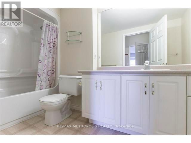 305 - 405 Erb Street W, Waterloo, ON - Indoor Photo Showing Bathroom