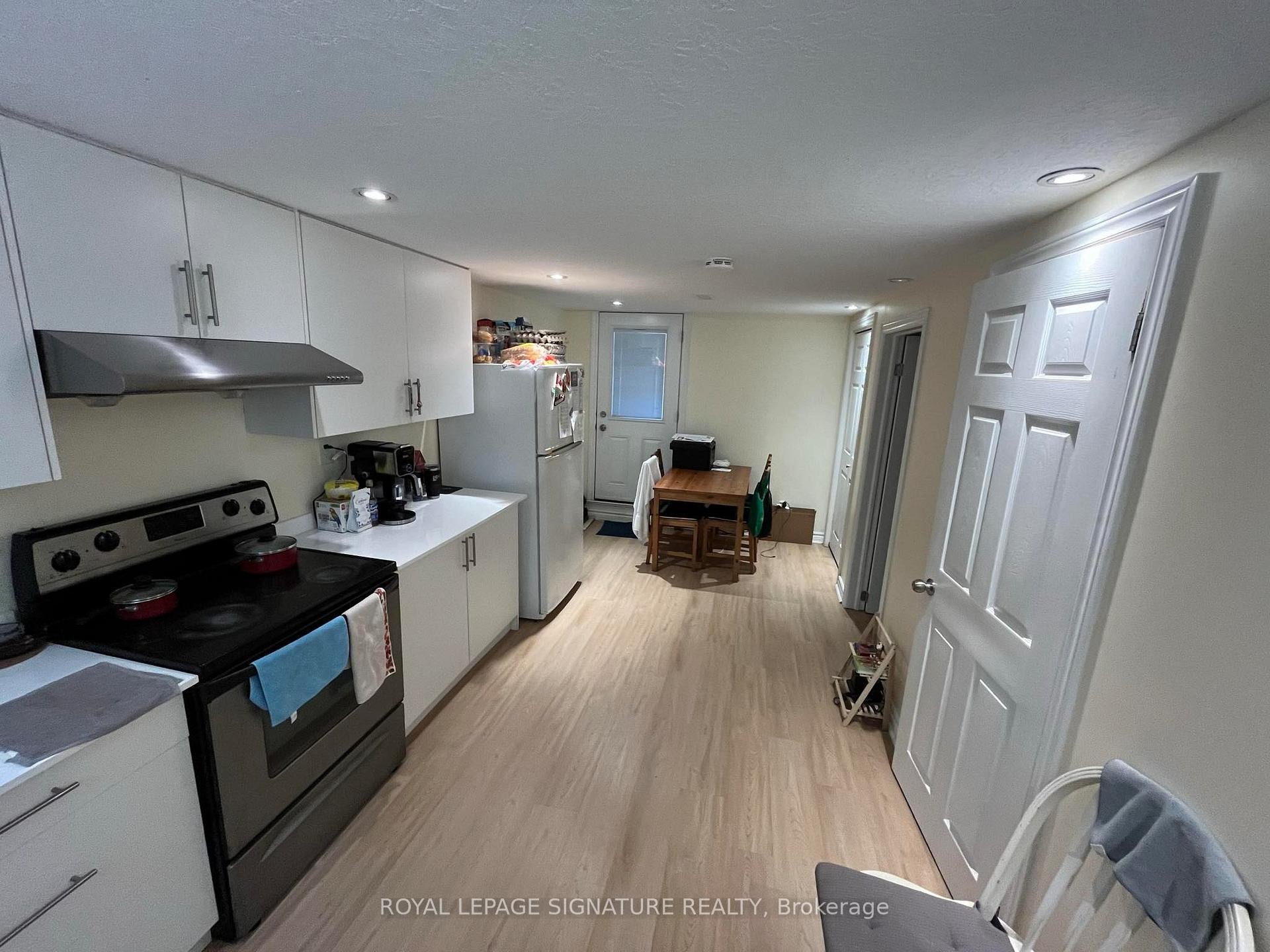 Bsmt-86 Gardiner Drive, Hamilton, ON - Indoor Photo Showing Kitchen