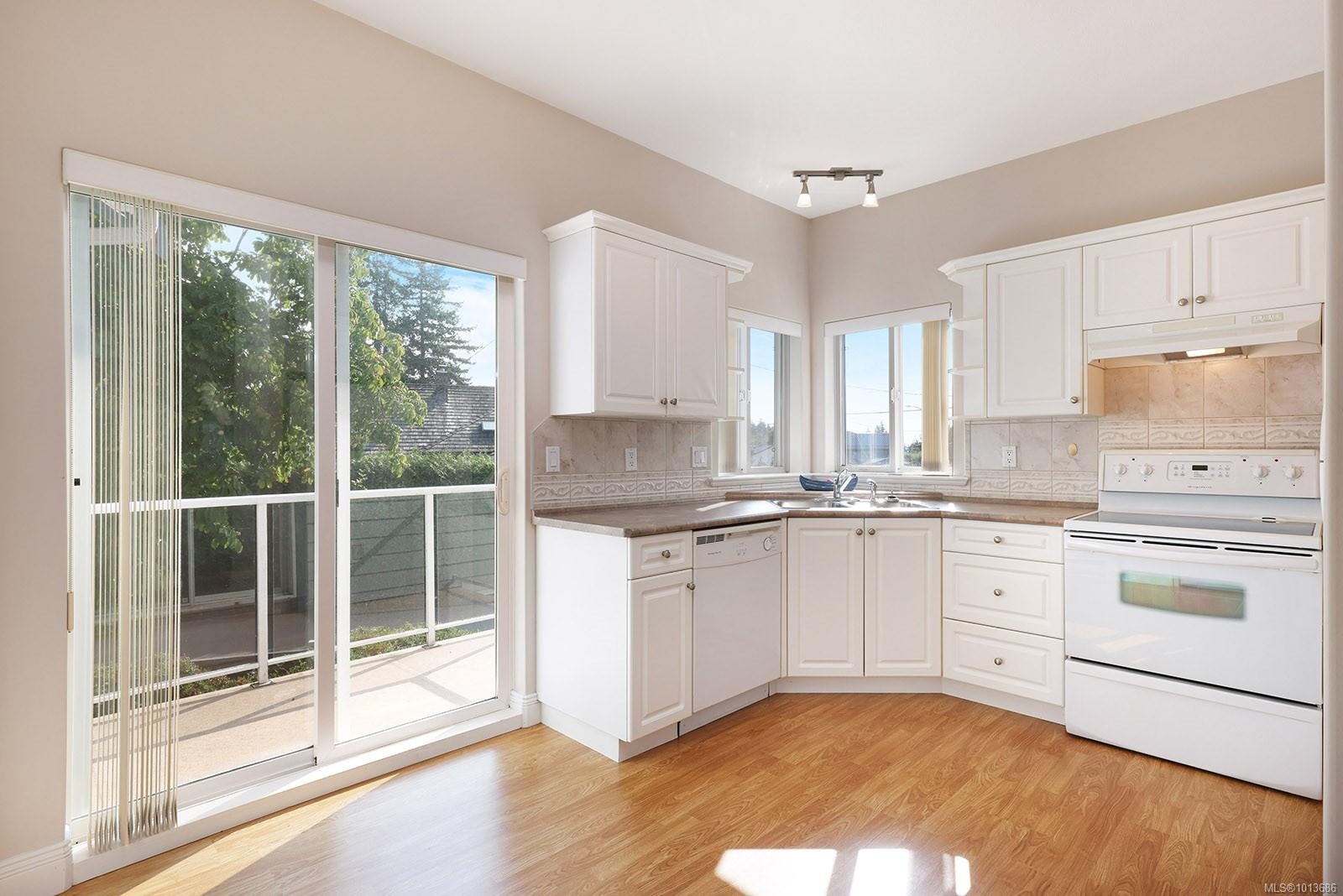 16-1646 Balmoral Ave, Comox, BC - Indoor Photo Showing Kitchen