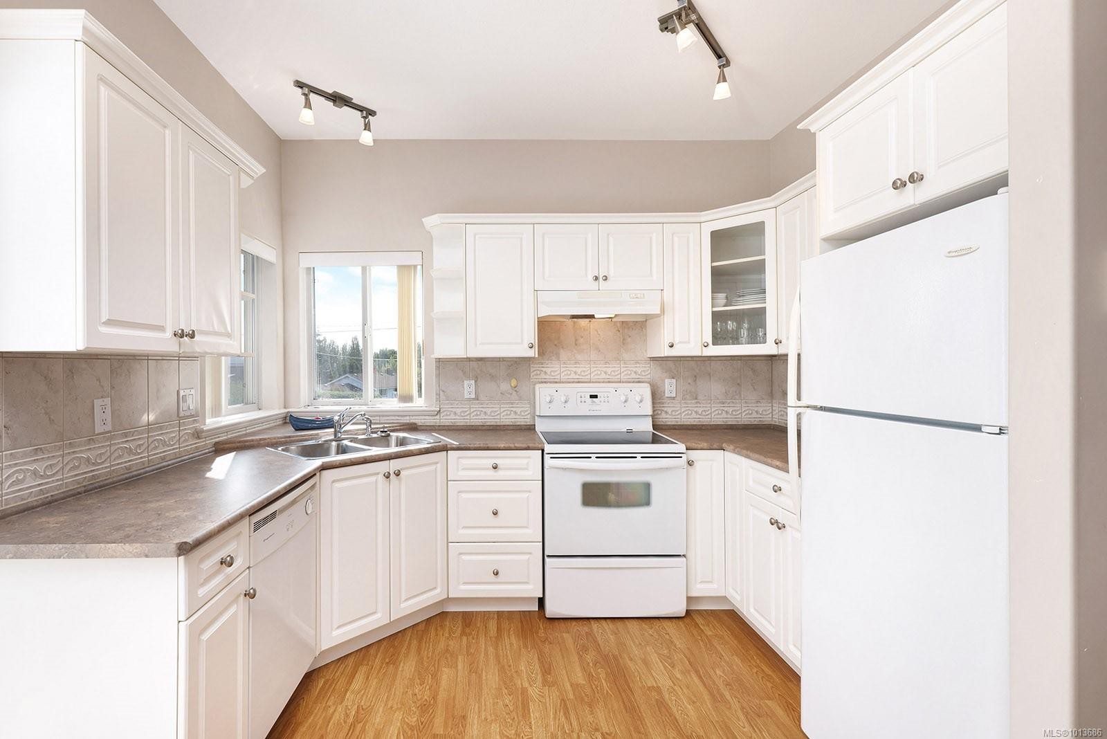 16-1646 Balmoral Ave, Comox, BC - Indoor Photo Showing Kitchen With Double Sink