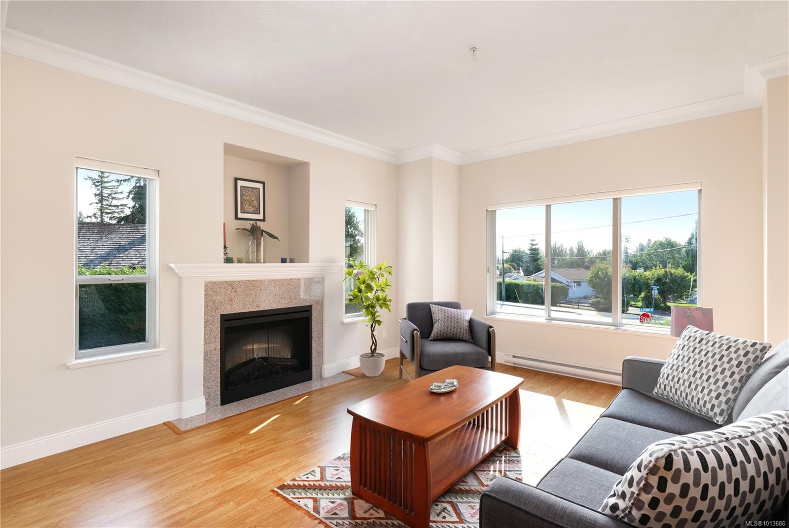 16-1646 Balmoral Ave, Comox, BC - Indoor Photo Showing Living Room With Fireplace