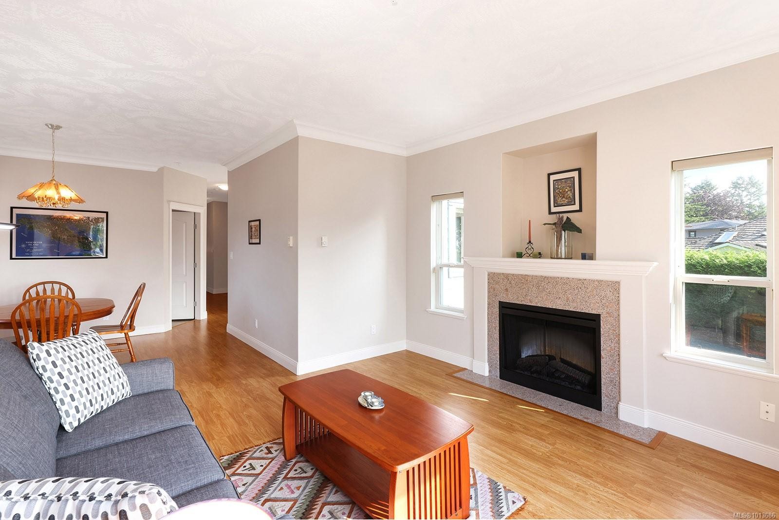 16-1646 Balmoral Ave, Comox, BC - Indoor Photo Showing Living Room With Fireplace
