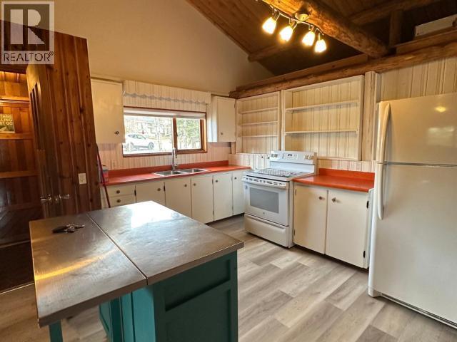 119 Alsek Crescent, Haines Junction, YT - Indoor Photo Showing Kitchen With Double Sink