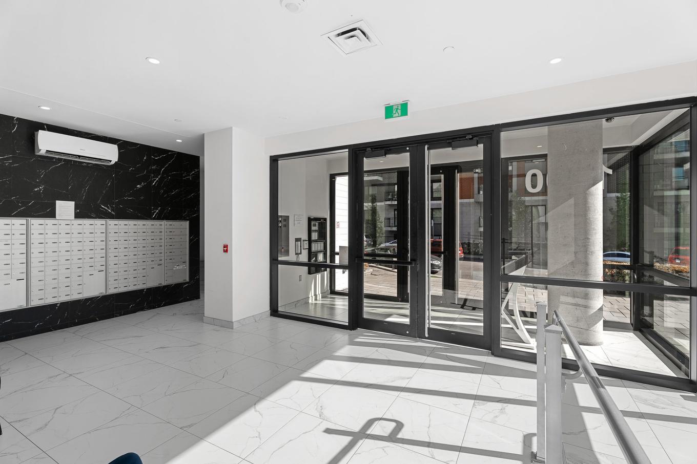 Hall d'entrée/Vestibule - 1008-1700 Rue Viola-Desmond, Montréal (Lasalle), QC - Photo Showing Other Room