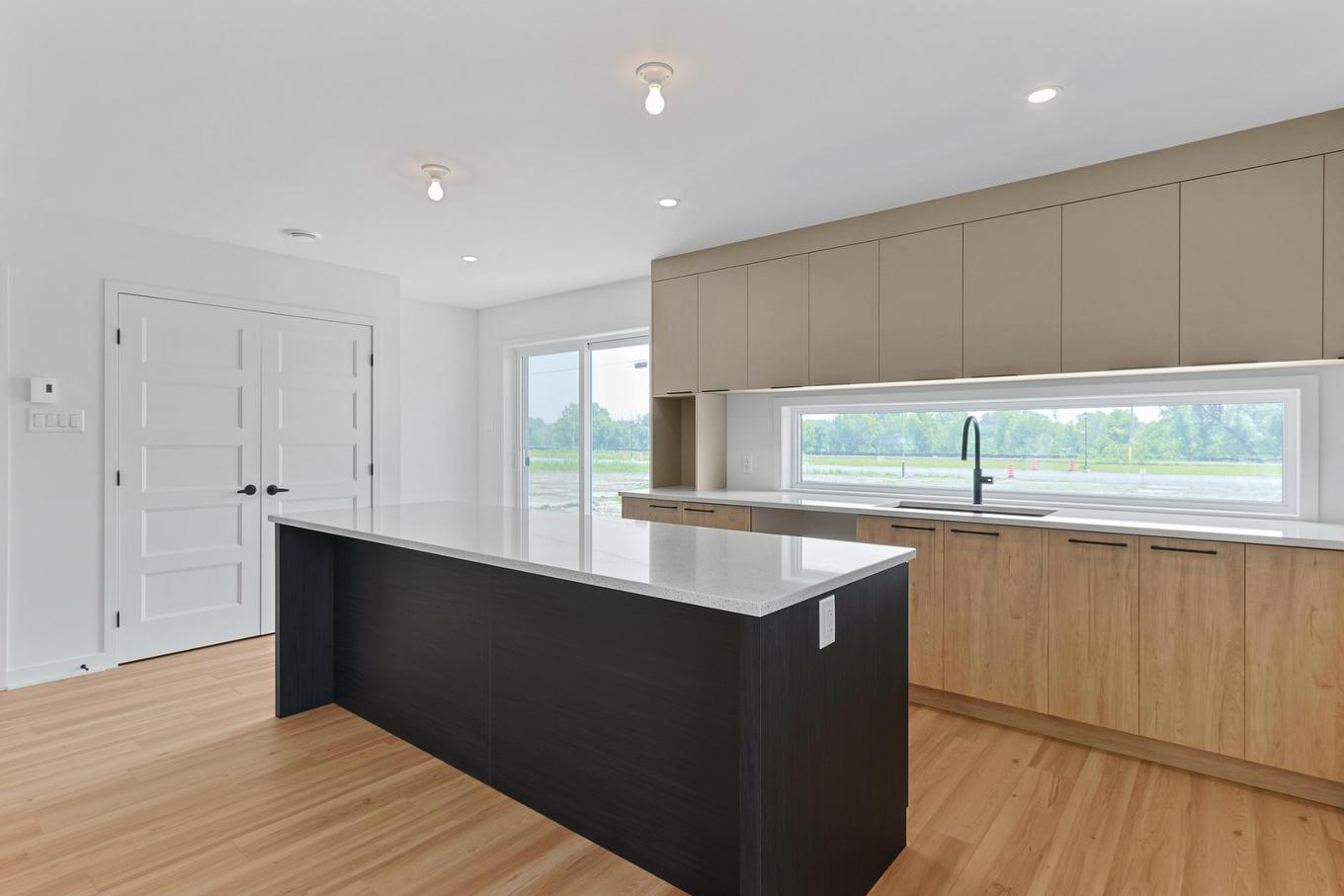 Cuisine - Rue Des Marronniers, Salaberry-De-Valleyfield, QC - Indoor Photo Showing Kitchen With Upgraded Kitchen