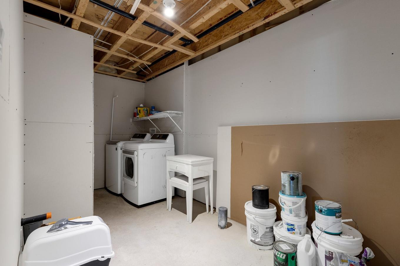 Sous-sol - 1072 Rue De Versailles, Saint-Jérôme, QC - Indoor Photo Showing Laundry Room