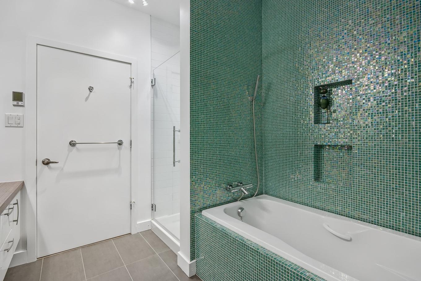 Bathroom - 405-2120 Rue Du Colisée, Longueuil (Le Vieux-Longueuil), QC - Indoor Photo Showing Bathroom