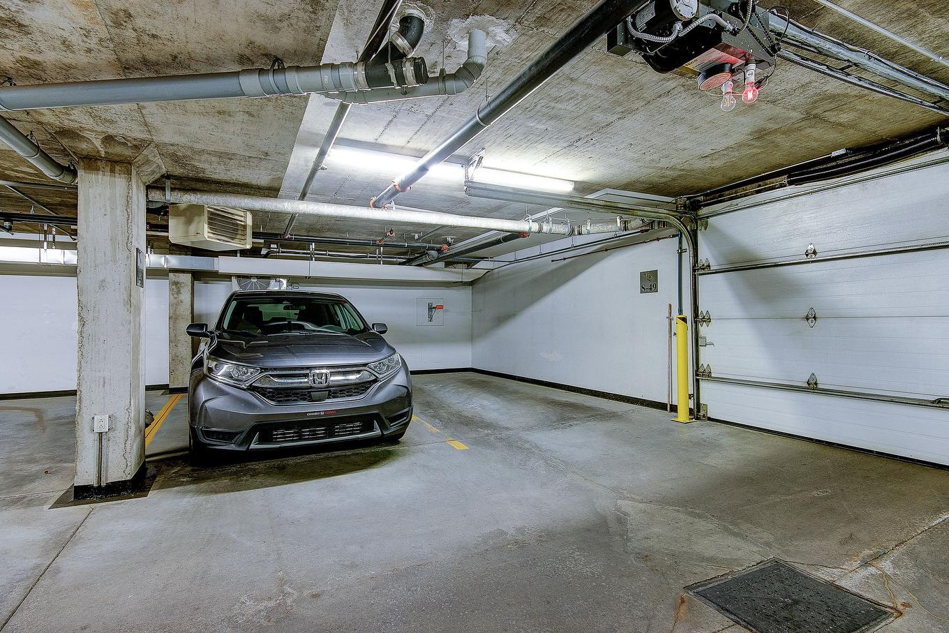 Garage - 405-2120 Rue Du Colisée, Longueuil (Le Vieux-Longueuil), QC - Indoor Photo Showing Garage
