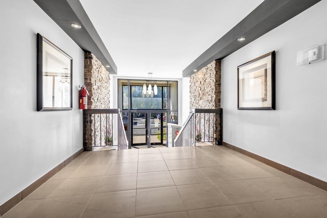 Hall - 303-5700 Ch. De Chambly, Longueuil (Saint-Hubert), QC - Photo Showing Other Room