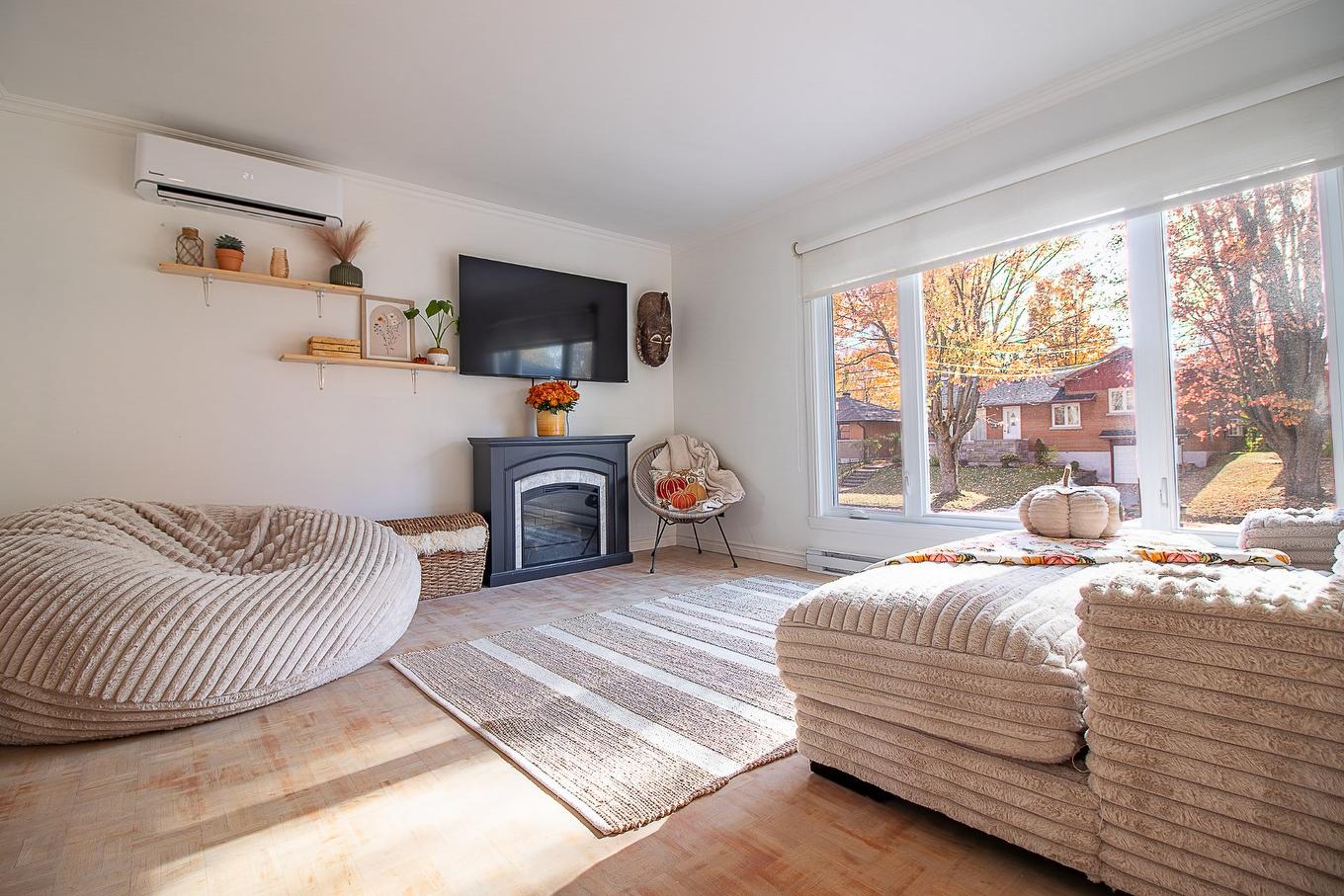 Living room - 2942 Rue Georges-Vanier, Shawinigan, QC - Indoor Photo Showing Bedroom With Fireplace