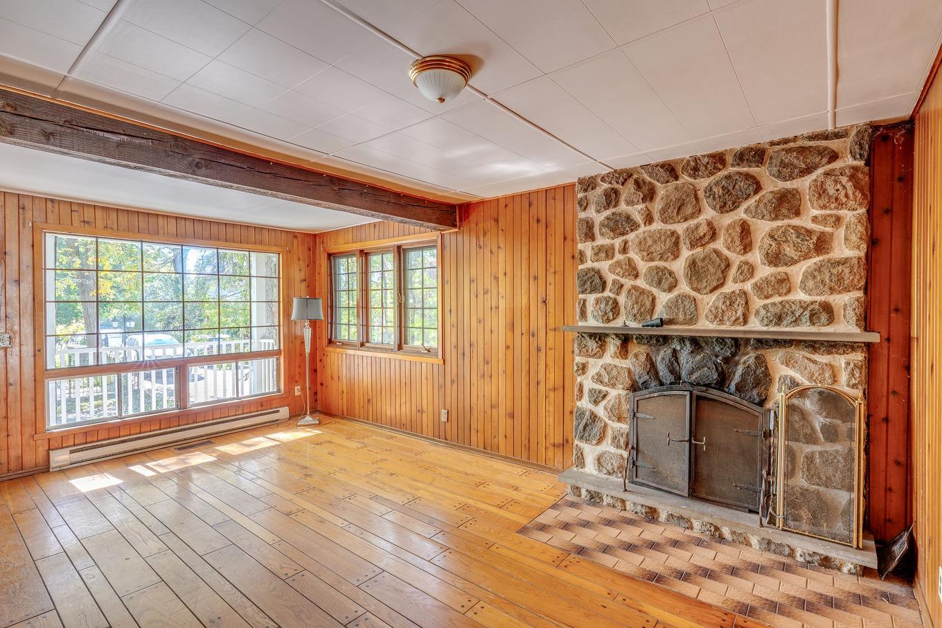 Salon - 1225 Rue Louis, Terrebonne (Terrebonne), QC - Indoor Photo Showing Other Room With Fireplace