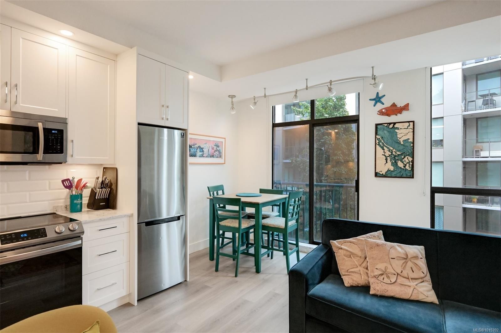 316-409 Swift St, Victoria, BC - Indoor Photo Showing Kitchen With Upgraded Kitchen