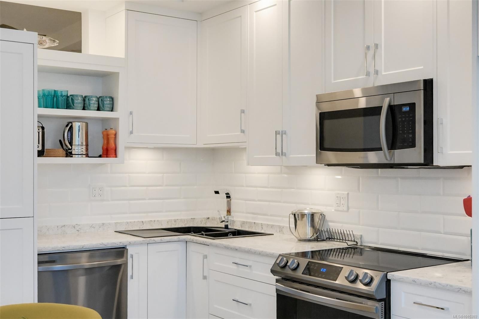 316-409 Swift St, Victoria, BC - Indoor Photo Showing Kitchen With Double Sink With Upgraded Kitchen
