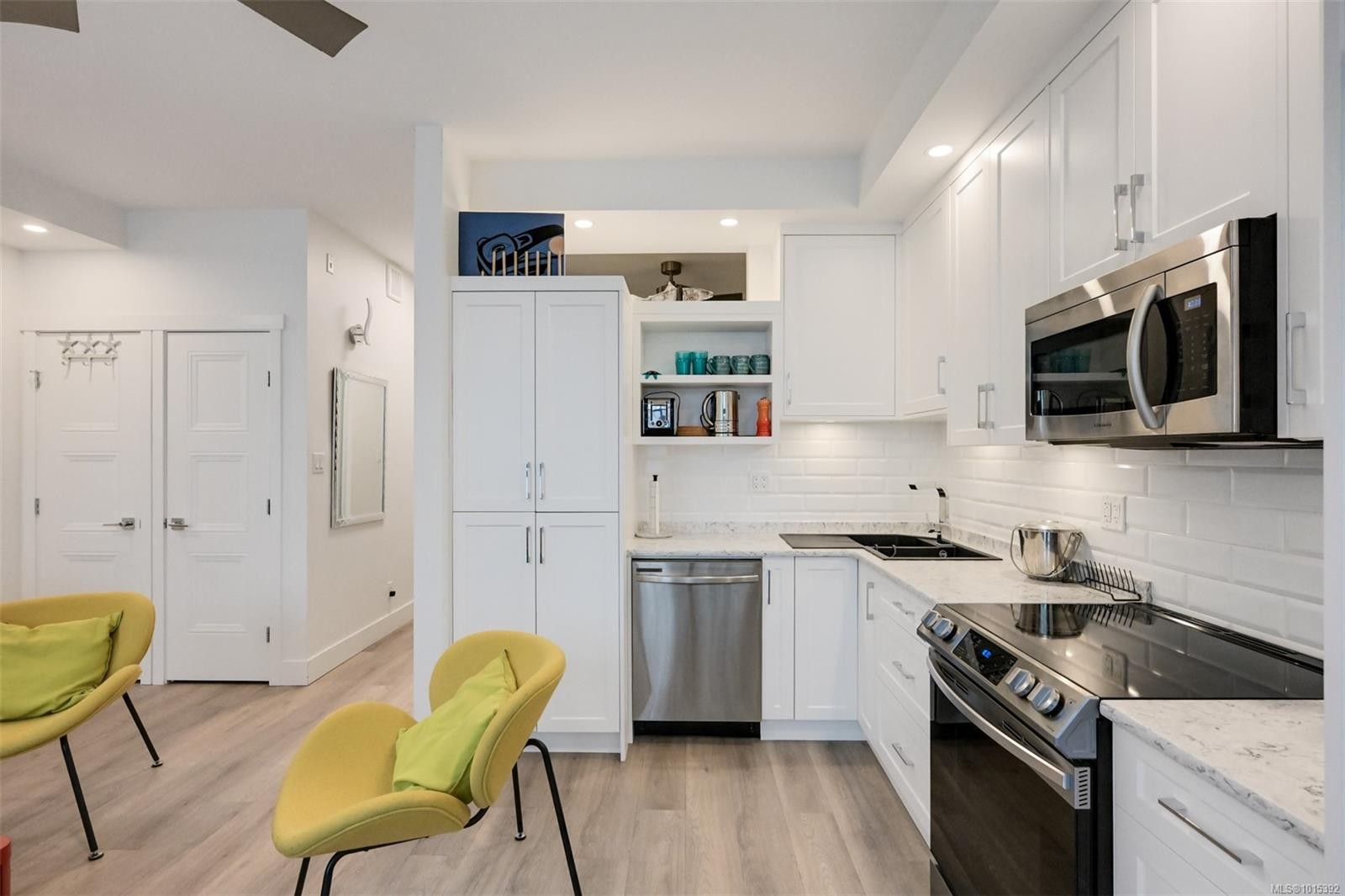 316-409 Swift St, Victoria, BC - Indoor Photo Showing Kitchen With Upgraded Kitchen