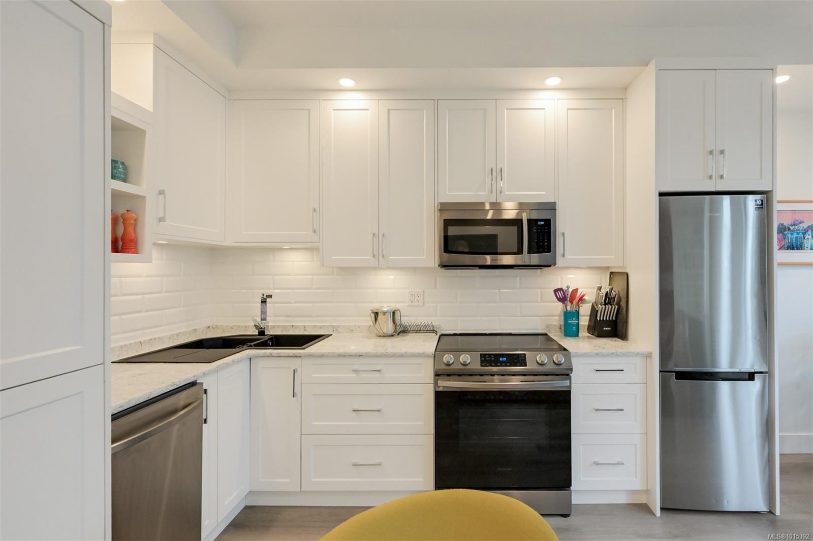 316-409 Swift St, Victoria, BC - Indoor Photo Showing Kitchen With Double Sink With Upgraded Kitchen