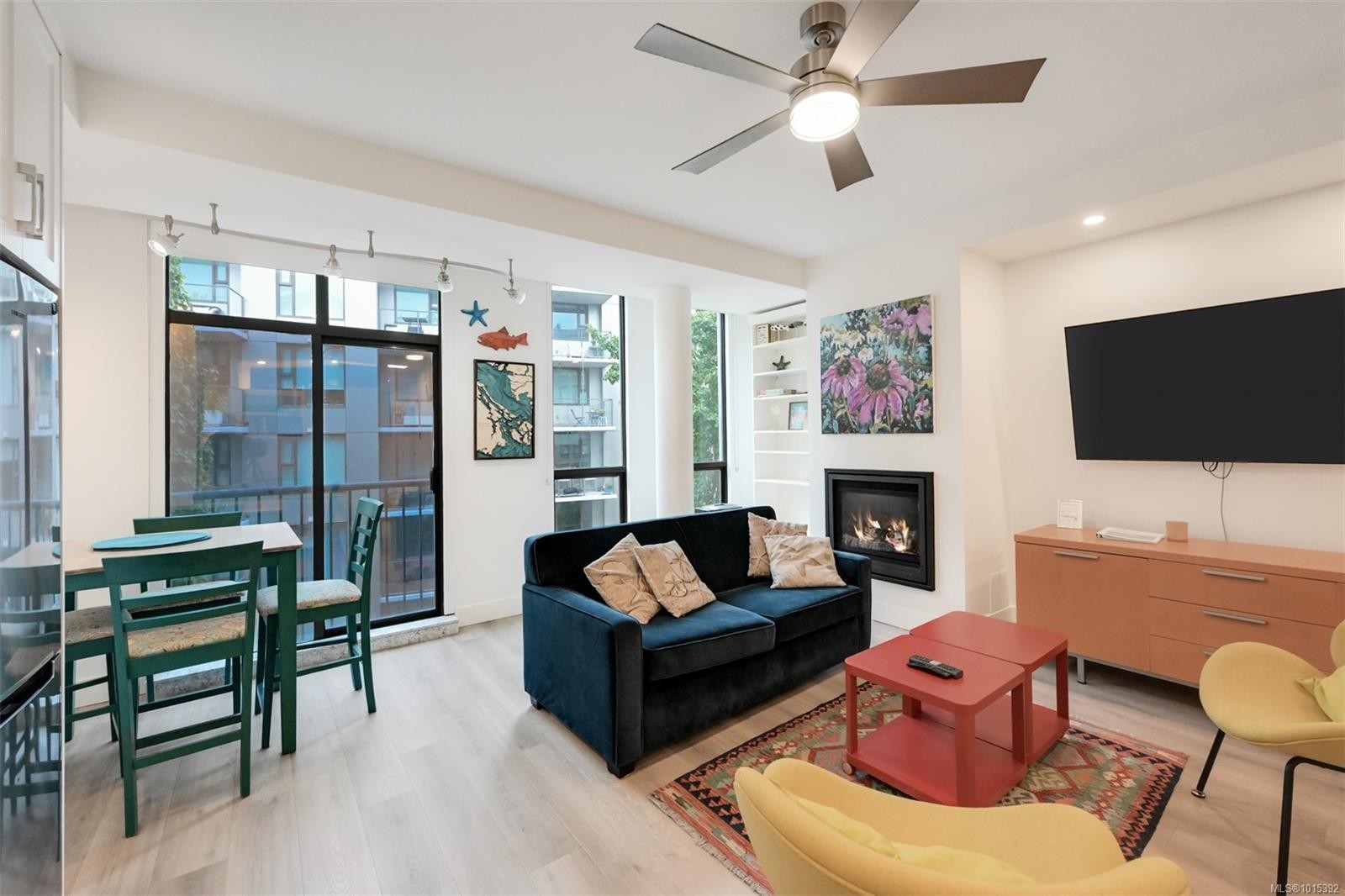 316-409 Swift St, Victoria, BC - Indoor Photo Showing Living Room With Fireplace