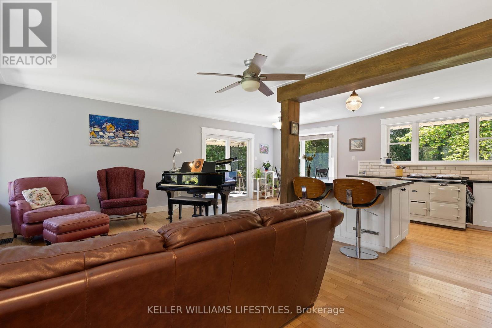 15083 Medway Road, Middlesex Centre, ON - Indoor Photo Showing Living Room