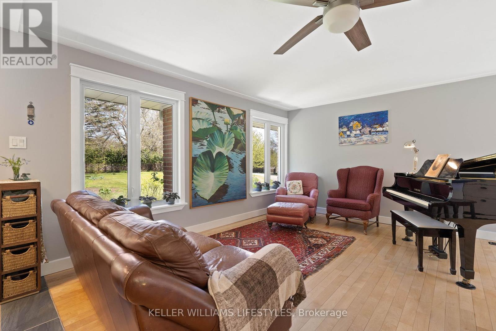 15083 Medway Road, Middlesex Centre, ON - Indoor Photo Showing Living Room