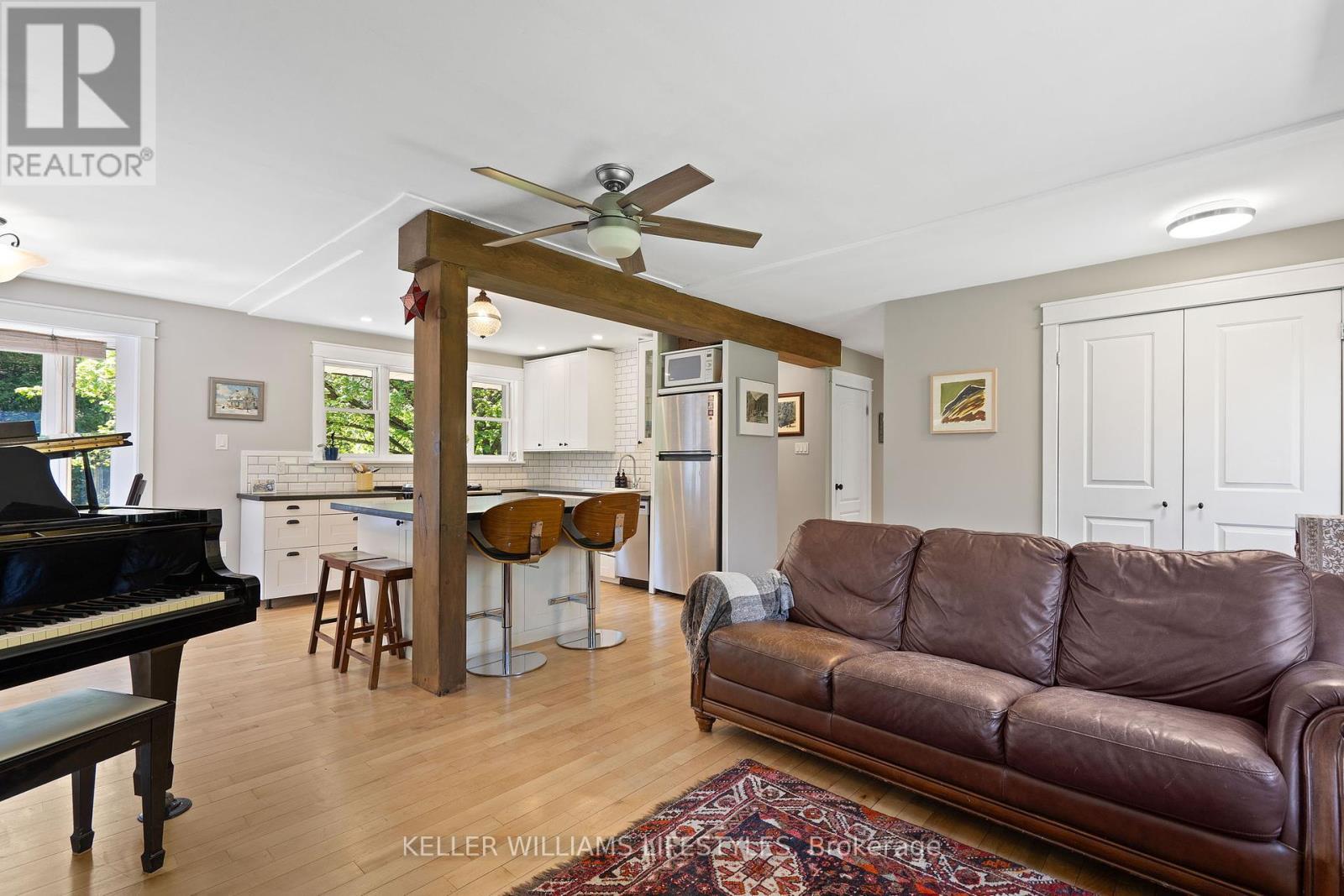 15083 Medway Road, Middlesex Centre, ON - Indoor Photo Showing Living Room