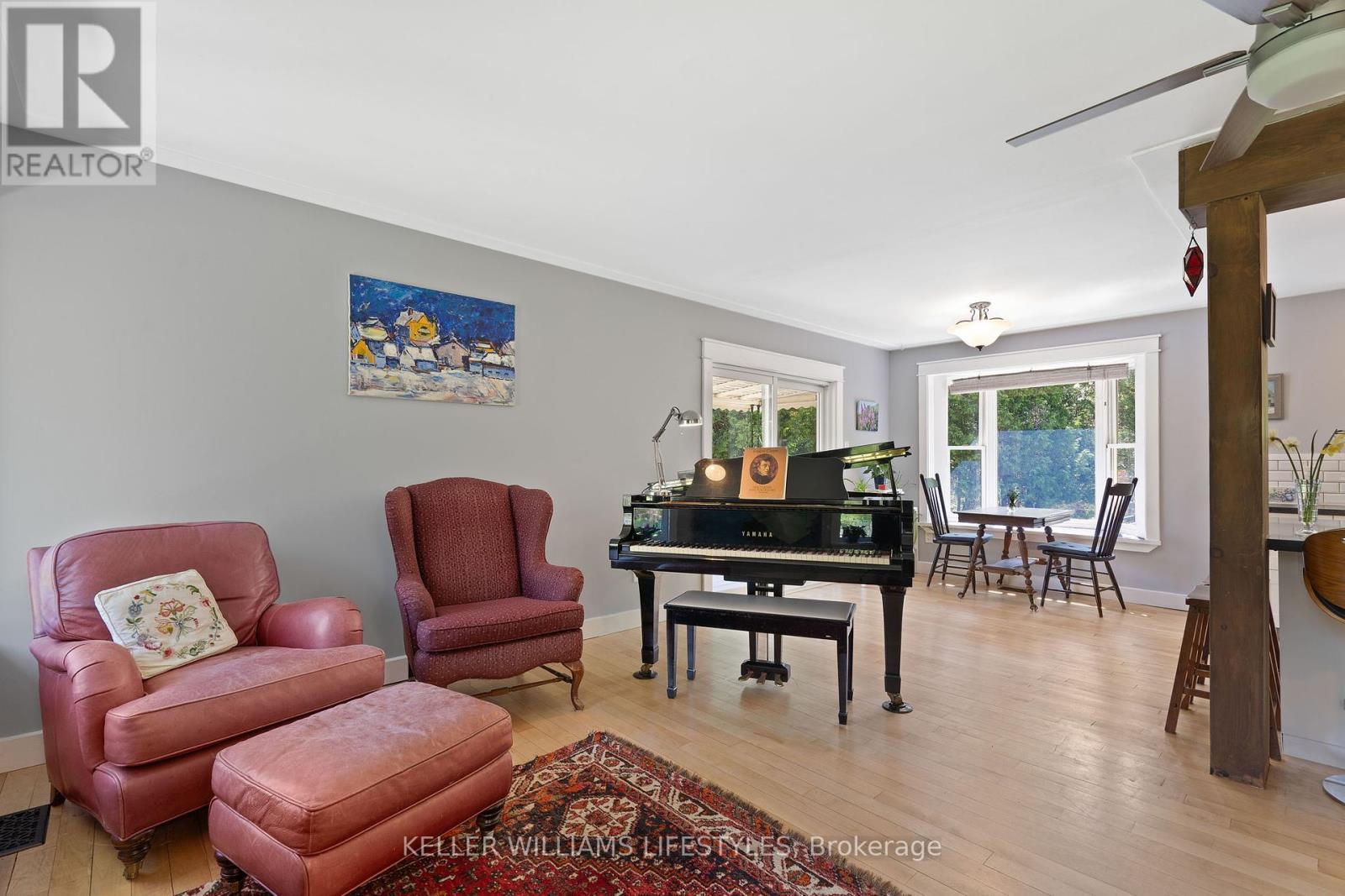 15083 Medway Road, Middlesex Centre, ON - Indoor Photo Showing Living Room