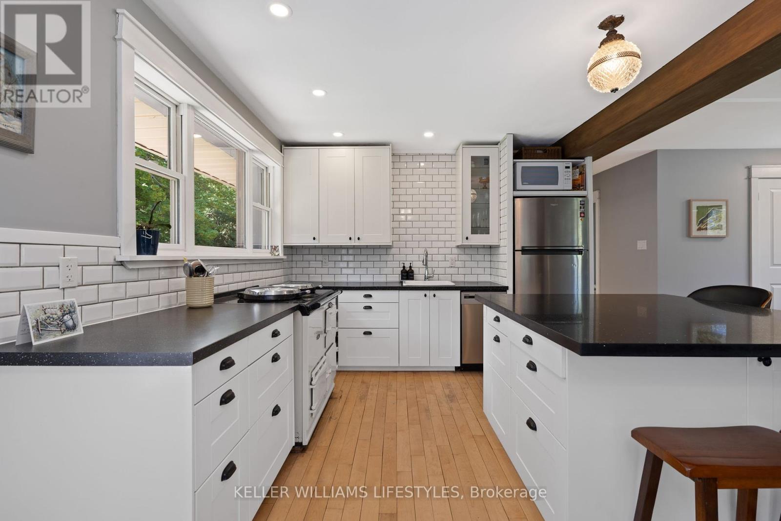 15083 Medway Road, Middlesex Centre, ON - Indoor Photo Showing Kitchen With Upgraded Kitchen