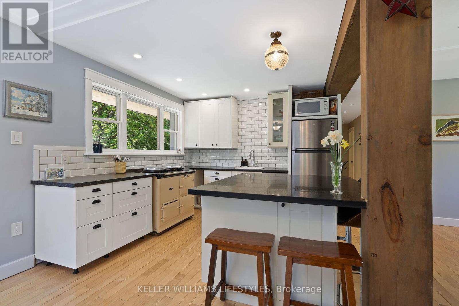 15083 Medway Road, Middlesex Centre, ON - Indoor Photo Showing Kitchen With Upgraded Kitchen