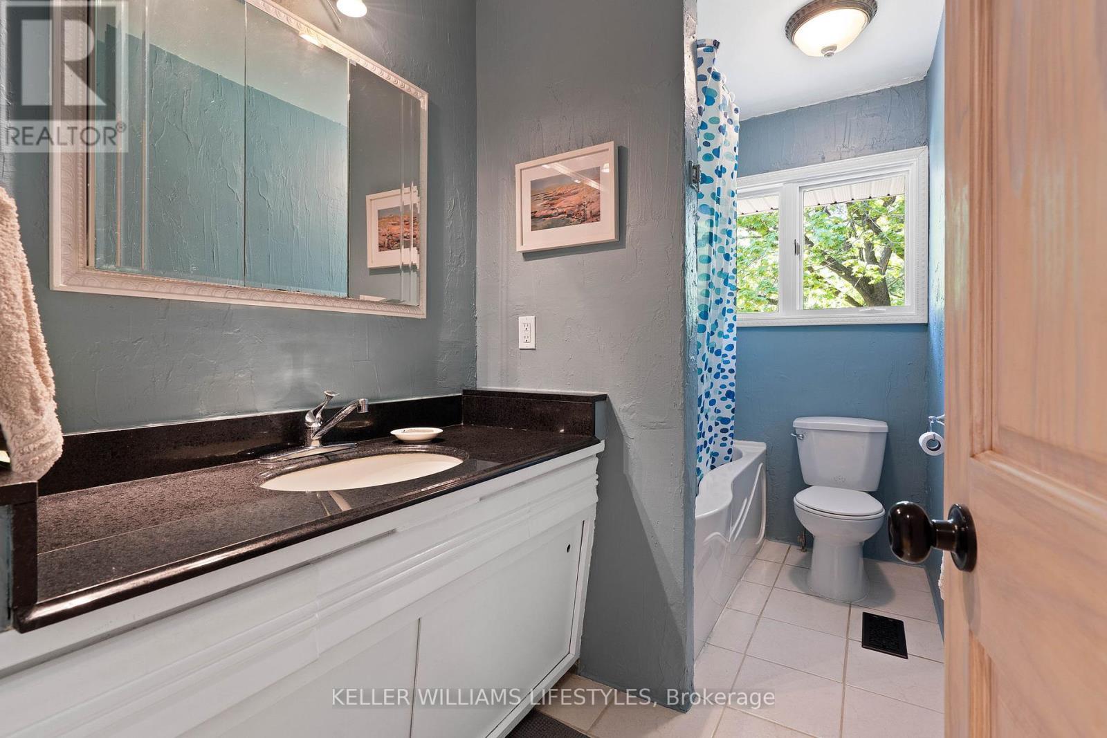 15083 Medway Road, Middlesex Centre, ON - Indoor Photo Showing Bathroom