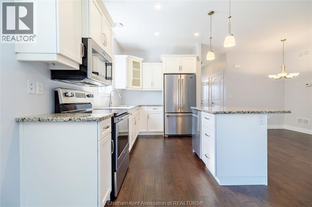 513 Eventide Place, Chatham, ON - Indoor Photo Showing Kitchen With Upgraded Kitchen