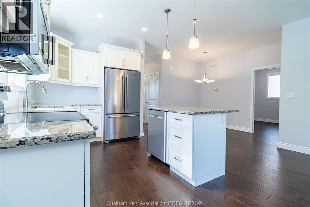 513 Eventide Place, Chatham, ON - Indoor Photo Showing Kitchen With Upgraded Kitchen