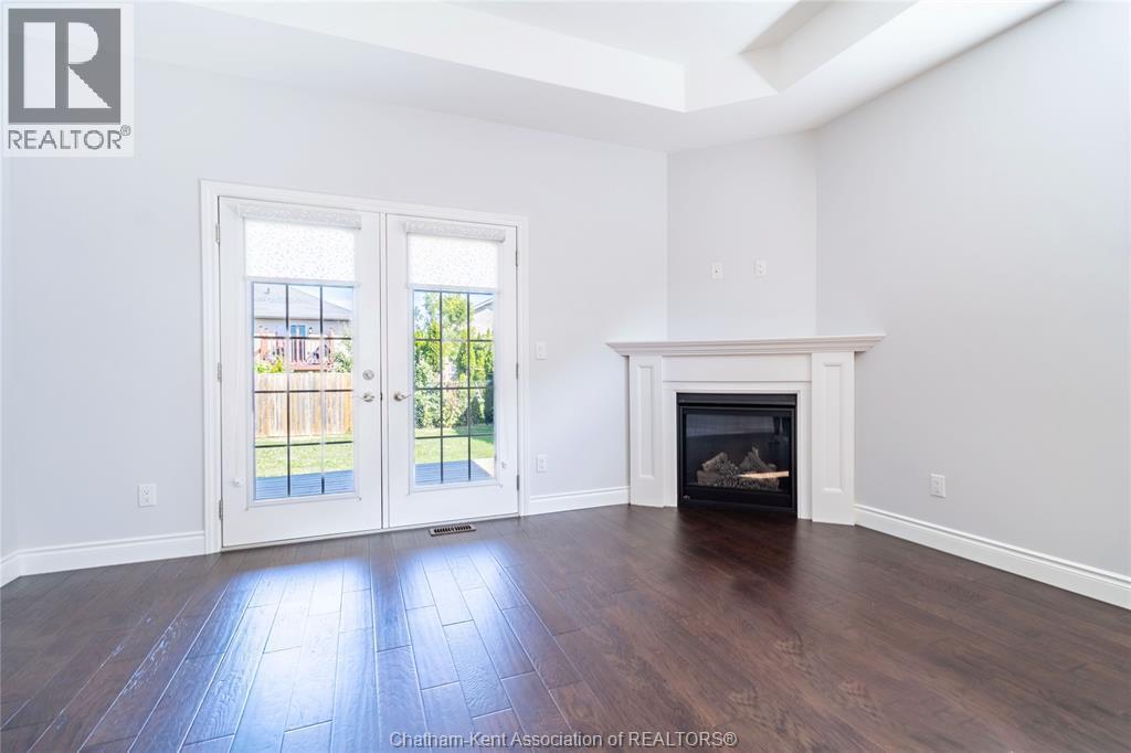 513 Eventide Place, Chatham, ON - Indoor Photo Showing Living Room With Fireplace
