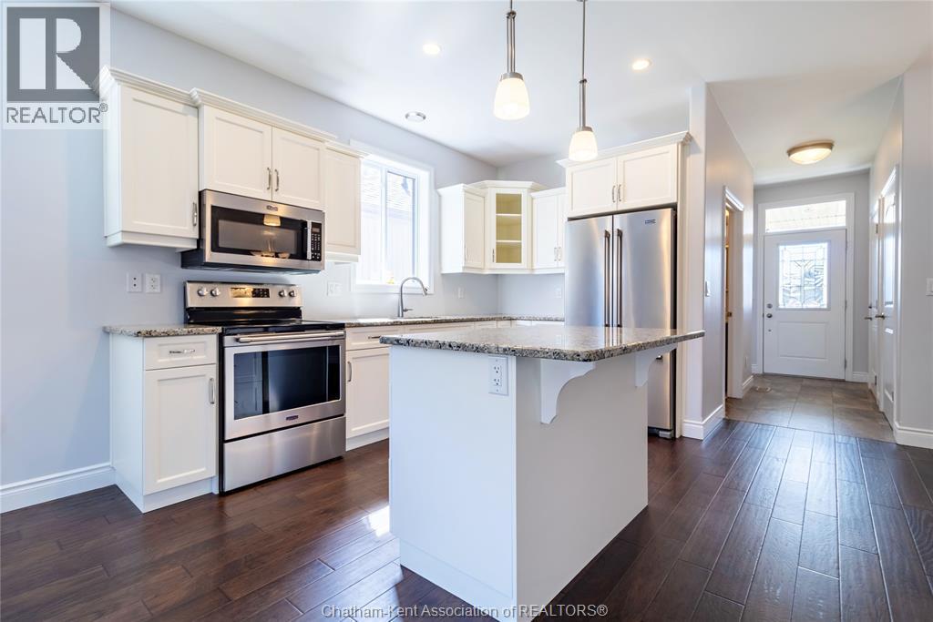 513 Eventide Place, Chatham, ON - Indoor Photo Showing Kitchen With Upgraded Kitchen