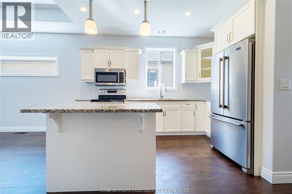 513 Eventide Place, Chatham, ON - Indoor Photo Showing Kitchen With Upgraded Kitchen