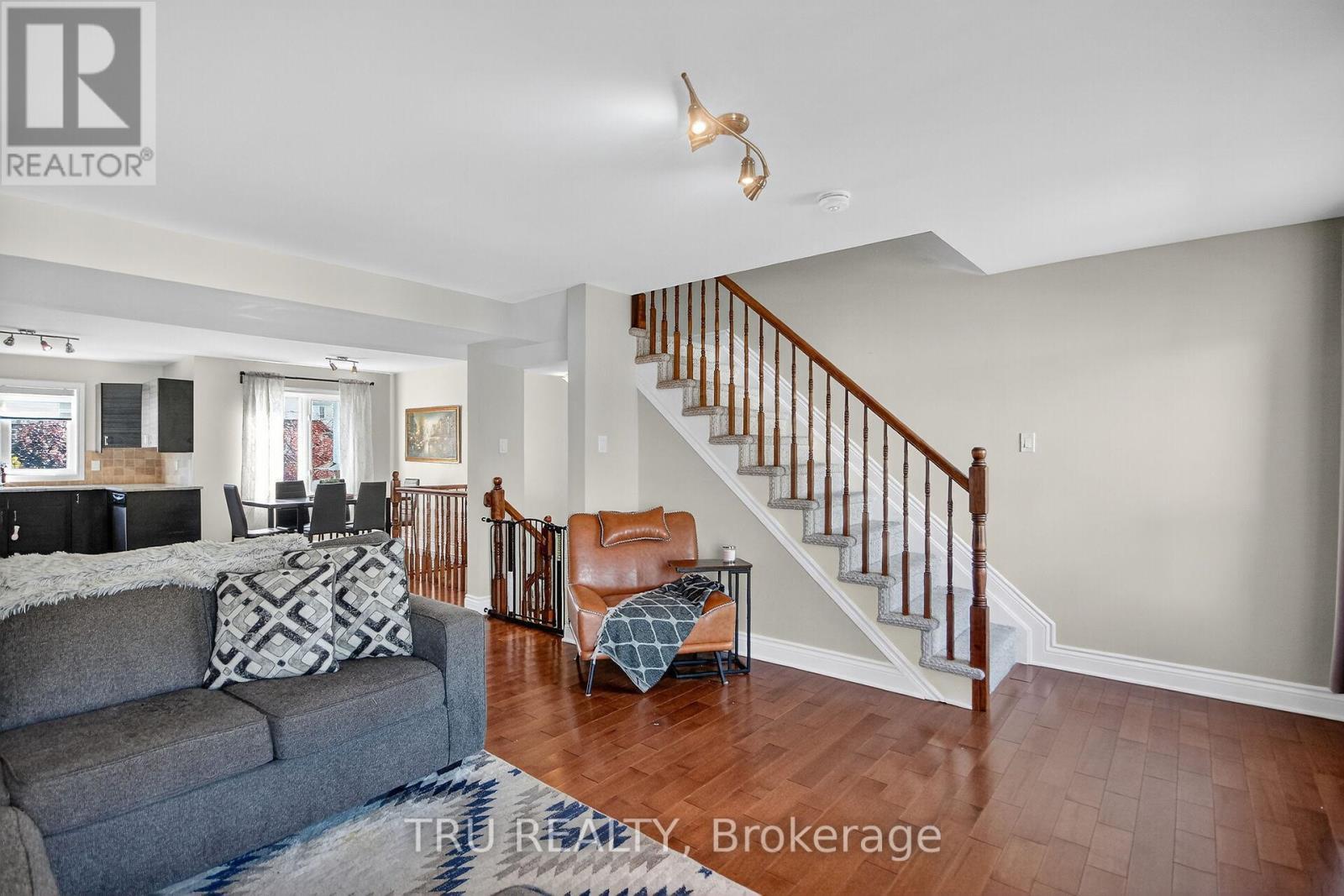 2642 Palings Private, Ottawa, ON - Indoor Photo Showing Living Room
