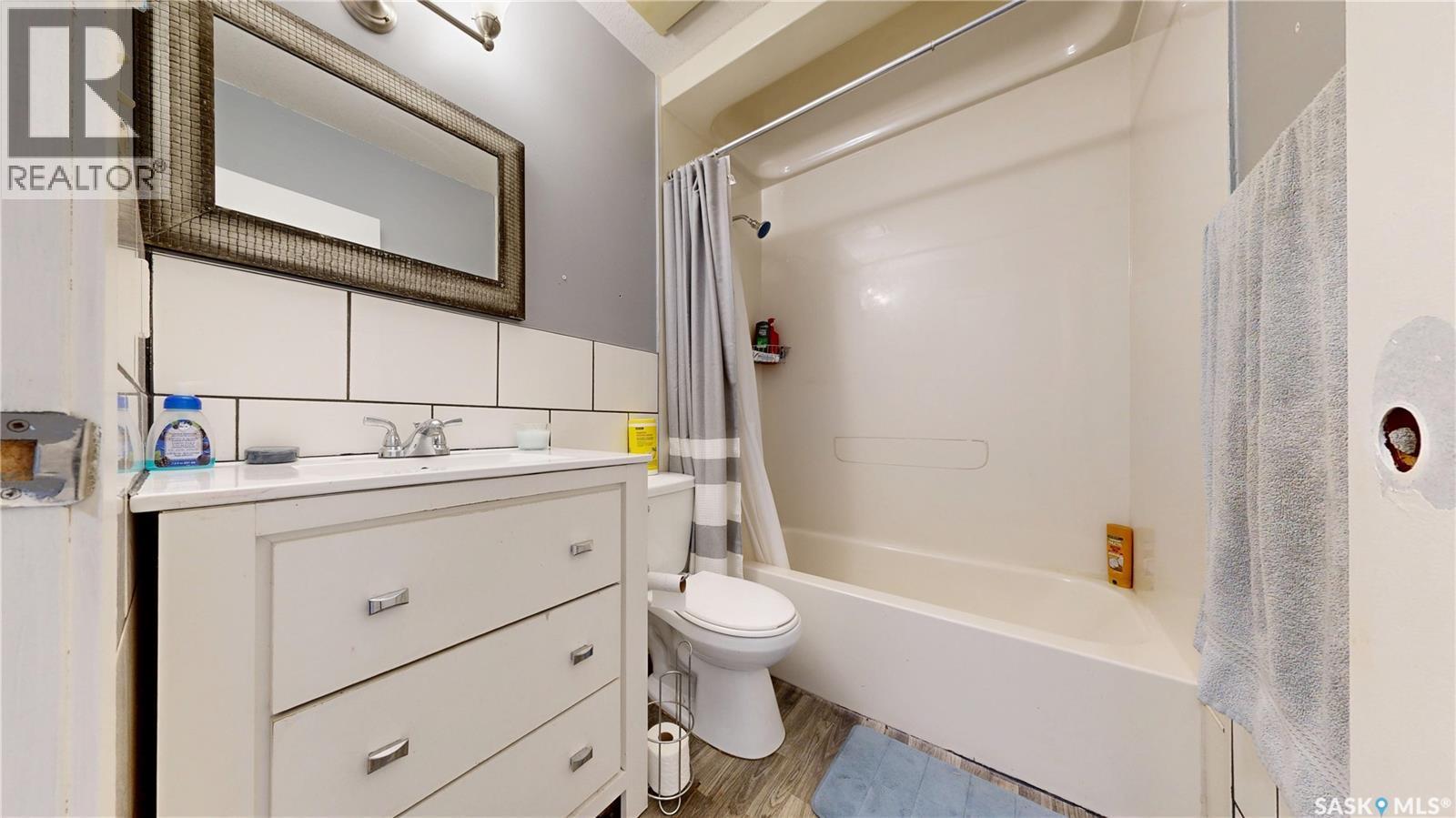 2130 Atkinson Street, Regina, SK - Indoor Photo Showing Bathroom