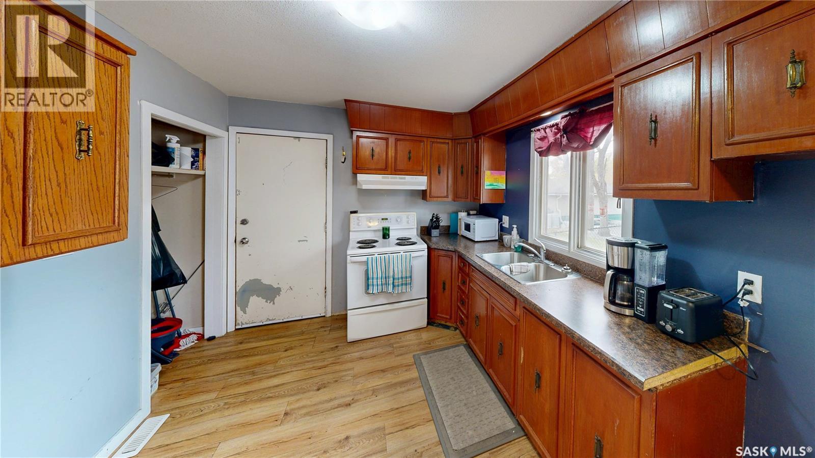 2130 Atkinson Street, Regina, SK - Indoor Photo Showing Kitchen With Double Sink