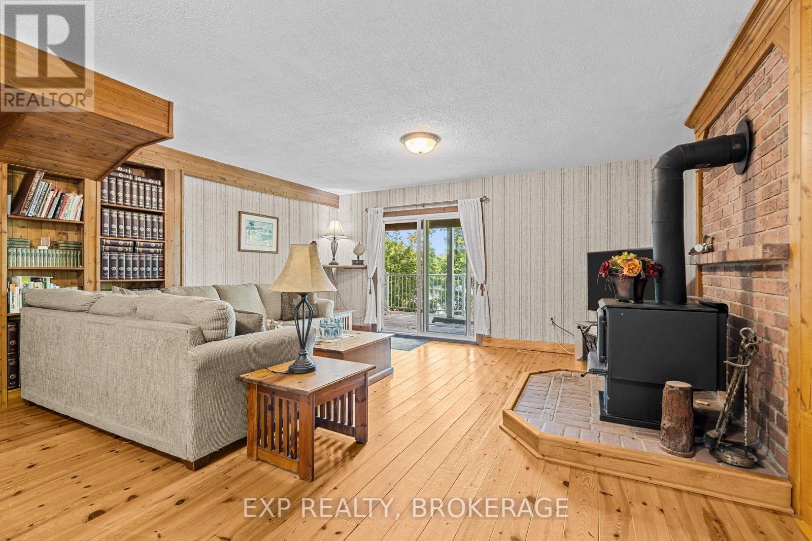 5525 Rideau Road, South Frontenac (Frontenac South), ON - Indoor Photo Showing Living Room With Fireplace