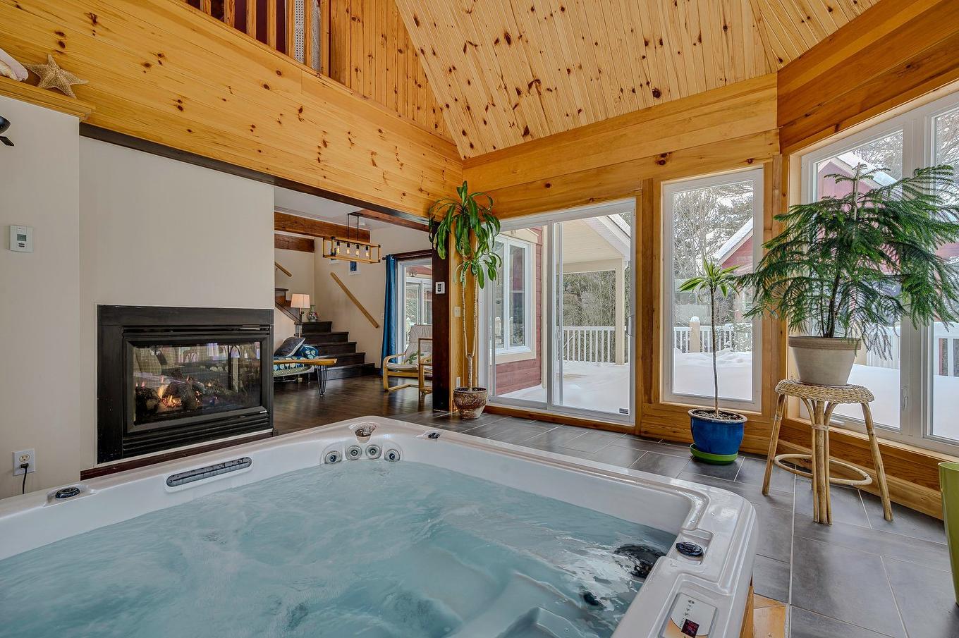Hot tub - 920 Rue Du Boisé, Sainte-Adèle, QC - Indoor Photo Showing Other Room