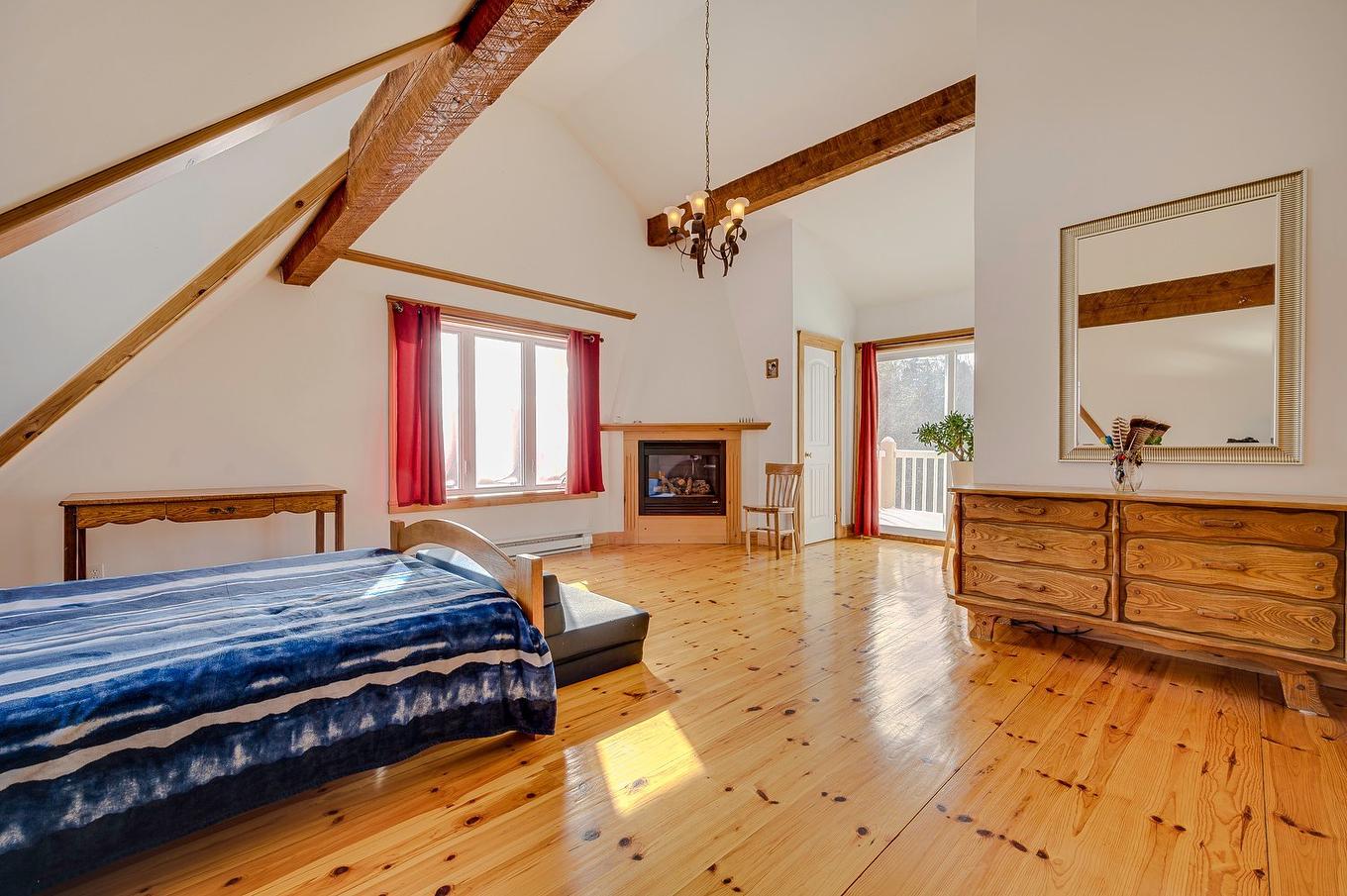 Primary bedroom - 920 Rue Du Boisé, Sainte-Adèle, QC - Indoor Photo Showing Bedroom With Fireplace