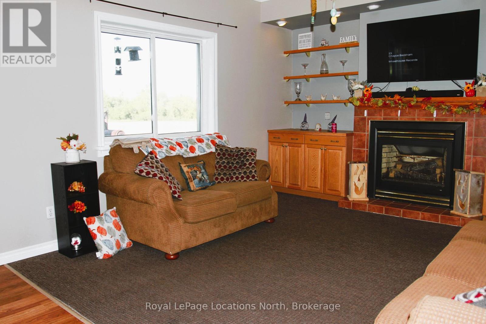 1539 6 Concession N, Clearview, ON - Indoor Photo Showing Living Room With Fireplace